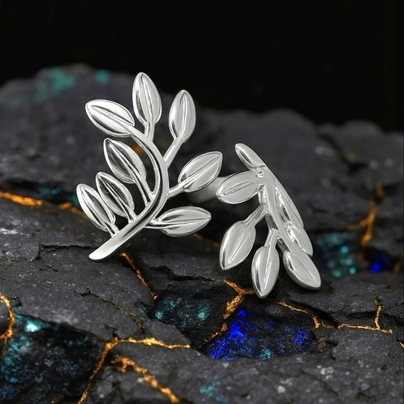 Adjustable Leaf Design Ring - 18K White Gold Plated Elegant Vine Style 🍃 - Picture 12 of 12